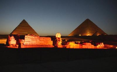 Tour nocturno a las pirámides de Giza y Sphinx para el espectácul