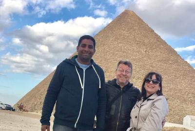 Visita al aeropuerto de El Cairo Tour Pirámides y Museo Egipcio y