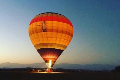 Globo de aire caliente sobre la ciudad roja de Marrakech, montañas del Atlas  Globo de aire caliente sobre la ciudad roja de Marrakech, montañas del Atlas