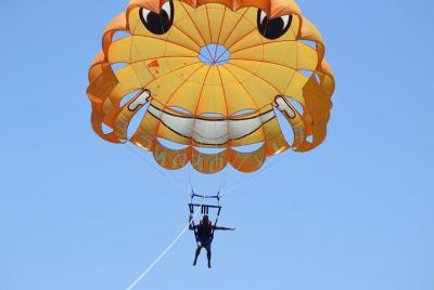Aventura de parasailing de 30 minutos en Hurghada con recogida en
