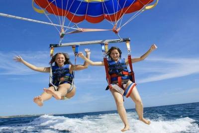 Viaje de parasailing