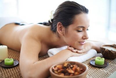 Masaje de cuerpo completo de una hora Terapia fascinante y sauna.