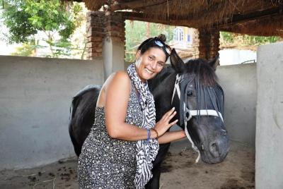 Caballos montando en la orilla oeste de Luxor