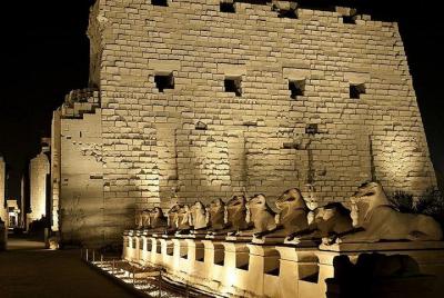 Luxor: espectáculo de luz y sonido en el templo de Karnak con tra