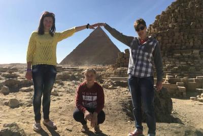 Tour privado a las pirámides de Giza y Saqqara con almuerzo desde