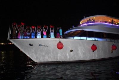 Fiesta en barco con banda en vivo con cena de marisco y transporte: Sharm El Sheikh