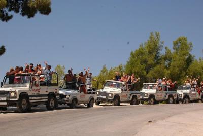 Jeep Safari en las montañas Taurus desde el lado Jeep Safari en las montañas Taurus desde el lado