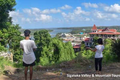 El tour de la cueva con el pueblo de Fiji, la escuela local y los hoteles de buceo Nadi Ex
