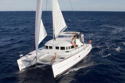 Catamarán Day & Sunset Cruises con comidas Bebidas y transporte