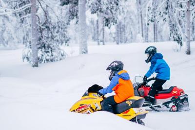 Safari de motos de nieve familiares de Laponia desde Levi Safari de motos de nieve familiares de Laponia desde Levi