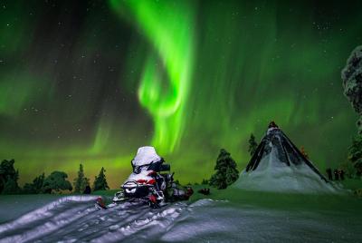Caza de la aurora boreal en motos de nieve