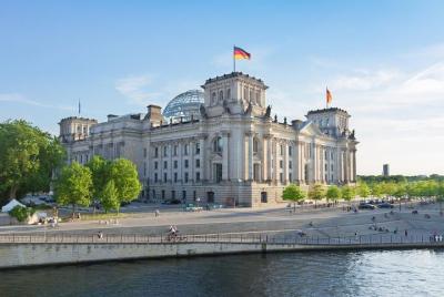 Berlín a Praga, incluido el recorrido turístico de 2 horas por Dresden Berlín a Praga, incluido el recorrido turístico de 2 horas por Dresden