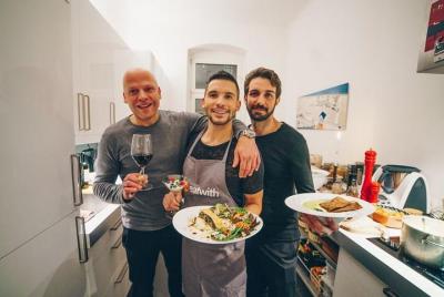 Cena divertida y baile de alegría en Berlín Cena divertida y baile de alegría en Berlín