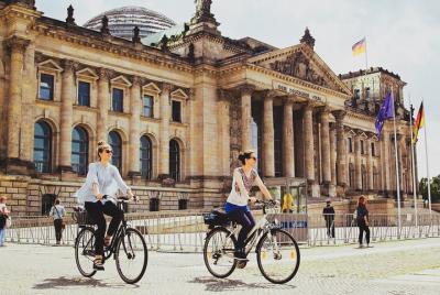 Recorrido privado en bicicleta por Berlín: muro de Berlín, historia del Tercer Reich y punto de control Charlie Recorrido privado en bicicleta por Berlín: muro de Berlín, historia del Tercer Reich y punto de control Charlie