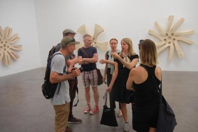 Escena de la galería de Berlín con historiador del arte - Tour privado de 3 horas Escena de la galería de Berlín con historiador del arte - Tour privado de 3 horas