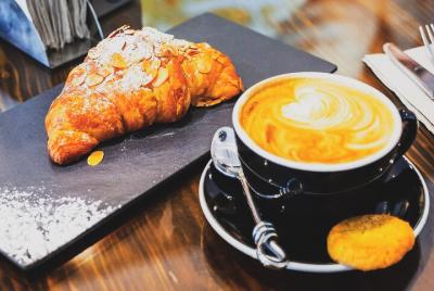 Tour privado de café de Berlín con 3 bebidas y un aperitivo Tour privado de café de Berlín con 3 bebidas y un aperitivo