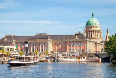 Traslado privado de Berlín a Praga con paradas en el Palacio Potsdam + Sanssouci Traslado privado de Berlín a Praga con paradas en el Palacio Potsdam + Sanssouci