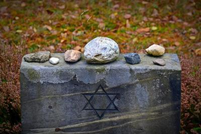 Traslado privado de Berlín a Praga con la parada del campo de concentración de Terezin Traslado privado de Berlín a Praga con la parada del campo de concentración de Terezin