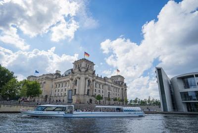 Crucero en barco por el centro de Berlin de 2,5 horas en el río Spree Crucero en barco por el centro de Berlin de 2,5 horas en el río Spree