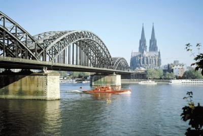Traslado privado de llegada: estación de tren de Colonia al hotel