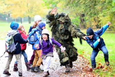 Caza de fantasmas en el gran jardín.