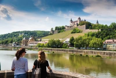 Excursión de un día a la ruta romántica desde Frankfurt (Main) a Würzburg (miércoles / domingo) Excursión de un día a la ruta romántica desde Frankfurt (Main) a Würzburg (miércoles / domingo)