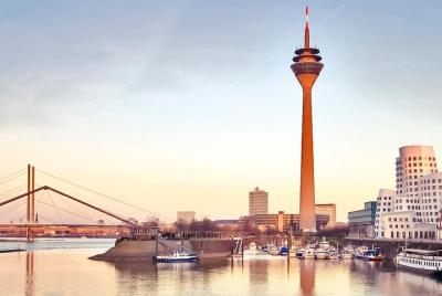 Traslado privado de la ciudad de Dusseldorf a la estación de tren o al puerto de cruceros en una furgoneta de lujo Traslado privado de la ciudad de Dusseldorf a la estación de tren o al puerto de cruceros en una furgoneta de lujo