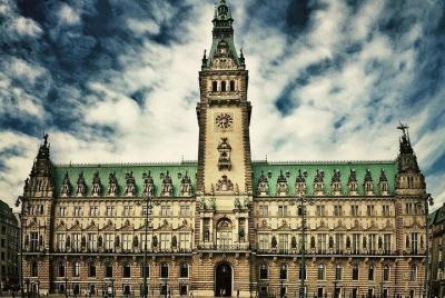 Traslado privado de ida y vuelta: aeropuerto de Hamburgo HAM a la ciudad de Hamburgo en coche de negocios