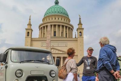 Tour privado de la ciudad de Potsdam en un minibús ruso de época Tour privado de la ciudad de Potsdam en un minibús ruso de época