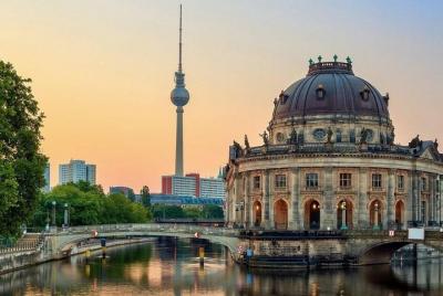Excursión por tierra en tierra: lo más destacado de Berlín y Sachsenhausen Excursión por tierra en tierra: lo más destacado de Berlín y Sachsenhausen