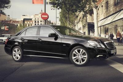 Traslado privado de llegada desde el aeropuerto de Berlín BER a la ciudad de Berlín en automóvil de negocios Traslado privado de llegada desde el aeropuerto de Berlín BER a la ciudad de Berlín en automóvil de negocios