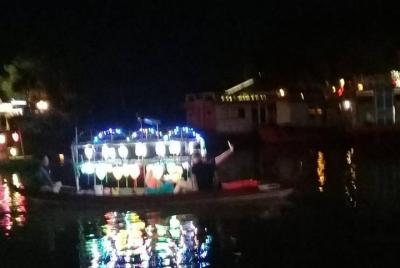 Barco pequeño HoiAn por la noche en el río Bach Dang Barco pequeño HoiAn por la noche en el río Bach Dang