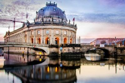 Traslados del aeropuerto de Berlín: Aeropuerto de Berlín SXF a la ciudad de Berlín en un automóvil de lujo Traslados del aeropuerto de Berlín: Aeropuerto de Berlín SXF a la ciudad de Berlín en un automóvil de lujo