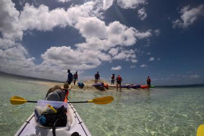 Aventura en kayak de mar en la bahía de Mele Vanuatu Aventura en kayak de mar en la bahía de Mele Vanuatu