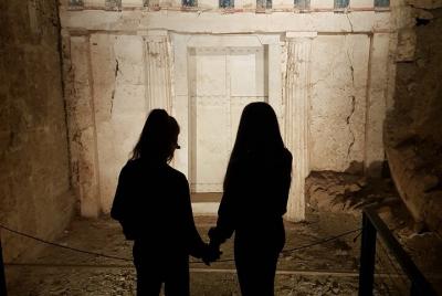 Tour privado desde los hoteles Sani a las Tumbas Reales y al Museo del Rey Felipe