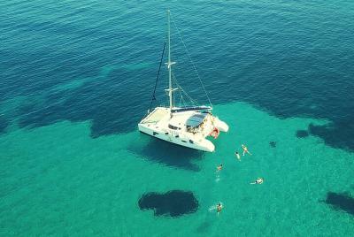 Crucero privado de día completo por lo mejor de Halkidiki con catamarán