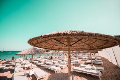 Tumbona junto al mar Super Paradise Beach Mykonos (primera y segunda fila)