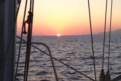 Único crucero alternativo exclusivamente para adultos al atardecer por Miconos con aperitivo