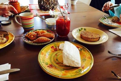 Clase de cocina privada auténtica de brunch griego en Mykonos con un local