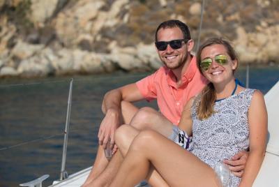 Crucero privado en velero al atardecer en catamarán Mykonos con comidas y bebidas