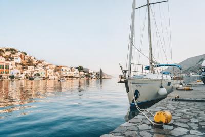 Crucero de un día en velero con natación, snorkel, bebidas y aperitivos.