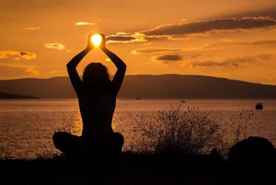 Experiencia Sunset Yoga en Rodas con aperitivos tradicionales