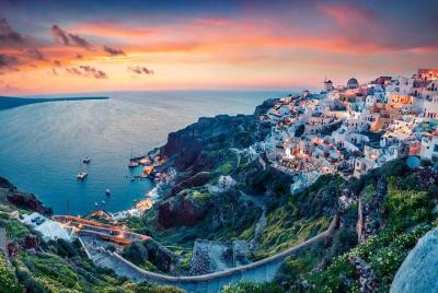 Puesta de sol de realeza a bordo en la isla de Santorini