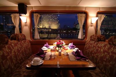 Cena crucero por la noche a bordo del Grand Pearl