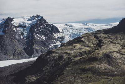 Vuelo turístico sobre lagunas glaciares y la cumbre más alta de Islandia