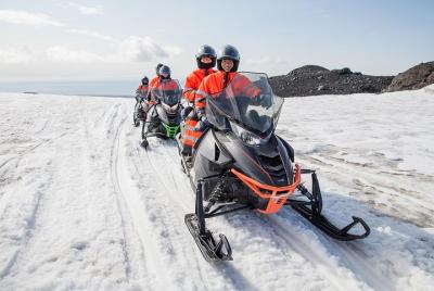 Experiencia de motos de nieve en el glaciar Mýrdalsjökull de Vik