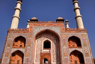 Mausoleo de Sikandra del emperador Akbar el grande con Taj Mahal