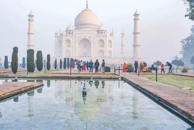 Agra: Amanecer en el Taj Mahal Tour que incluye la recogida y devolución en el hotel