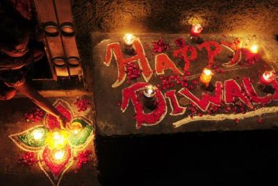 Diwali fuego trabajo y comida con familia india en una sombra del Taj Mahal