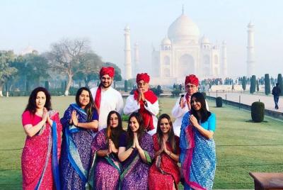 Guía de turismo con licencia + transporte: para todo el día Agra.